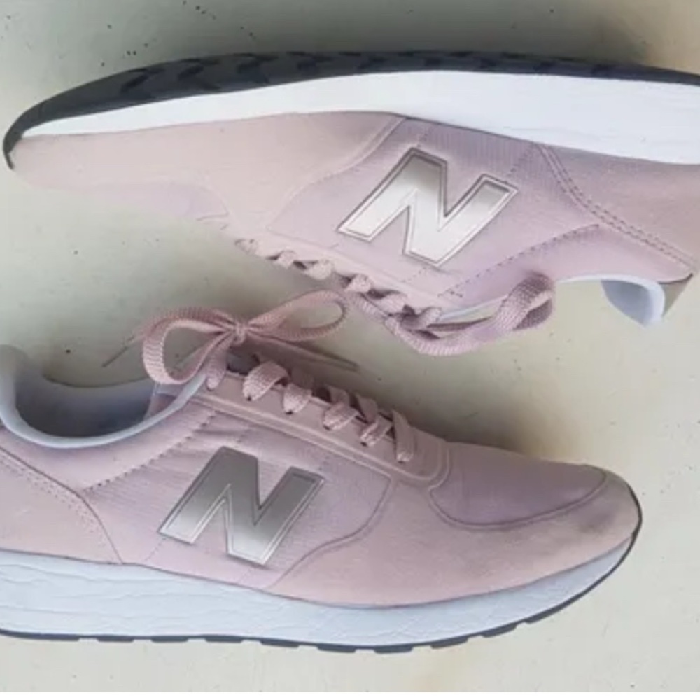 Women's 215v1 Lifestyle 
Women's Light Pink Sneakers